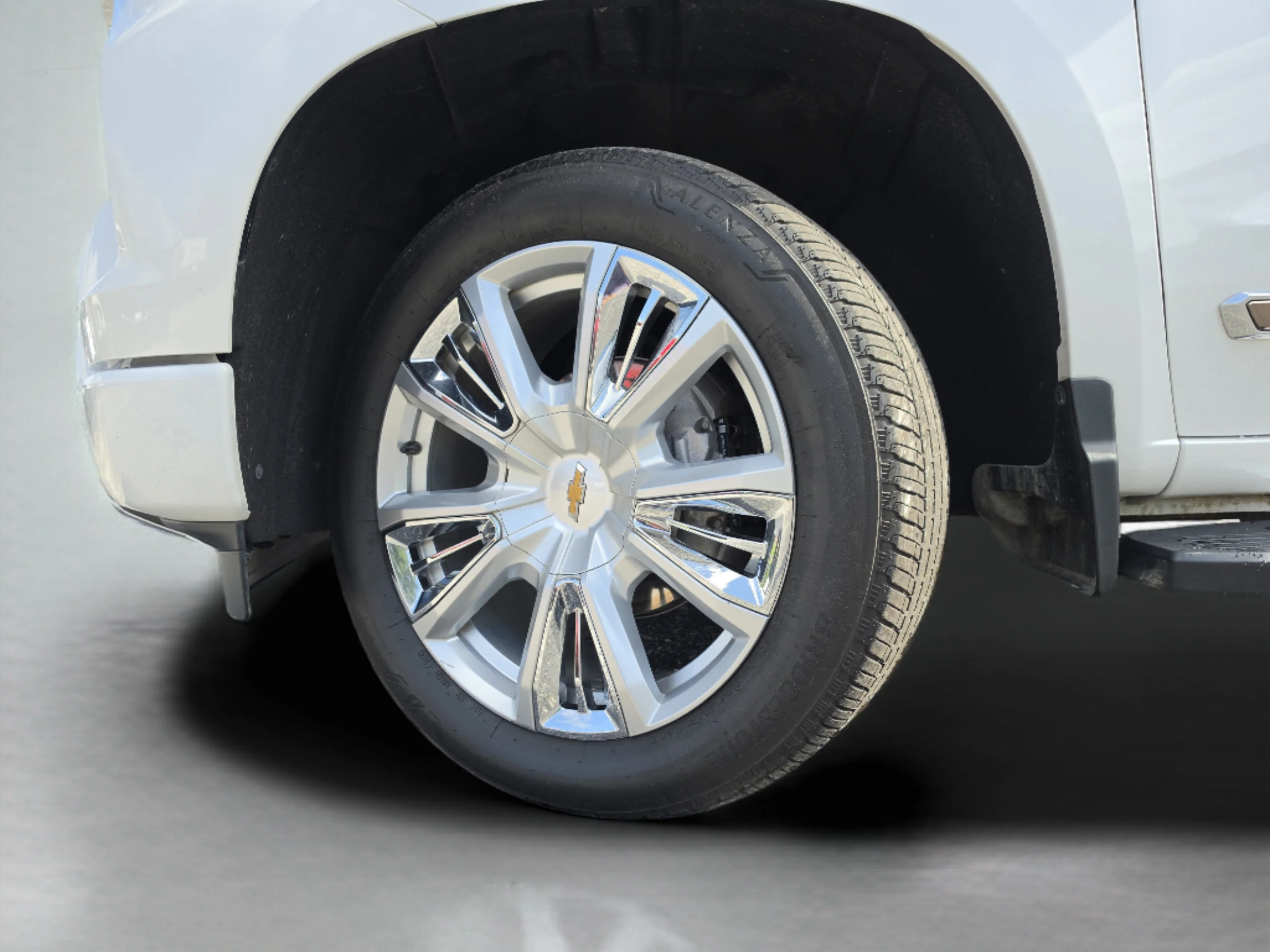 Used 2022 Iridescent Pearl Tricoat Chevrolet High Country image 41