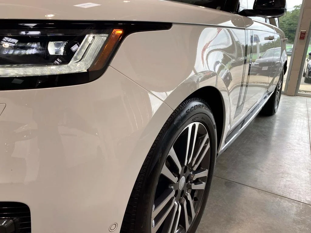 Used 2025  Land Rover SE image 33