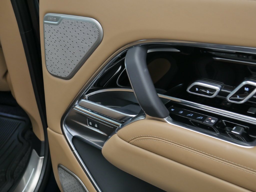 Used 2025  Land Rover Autobiography image 23
