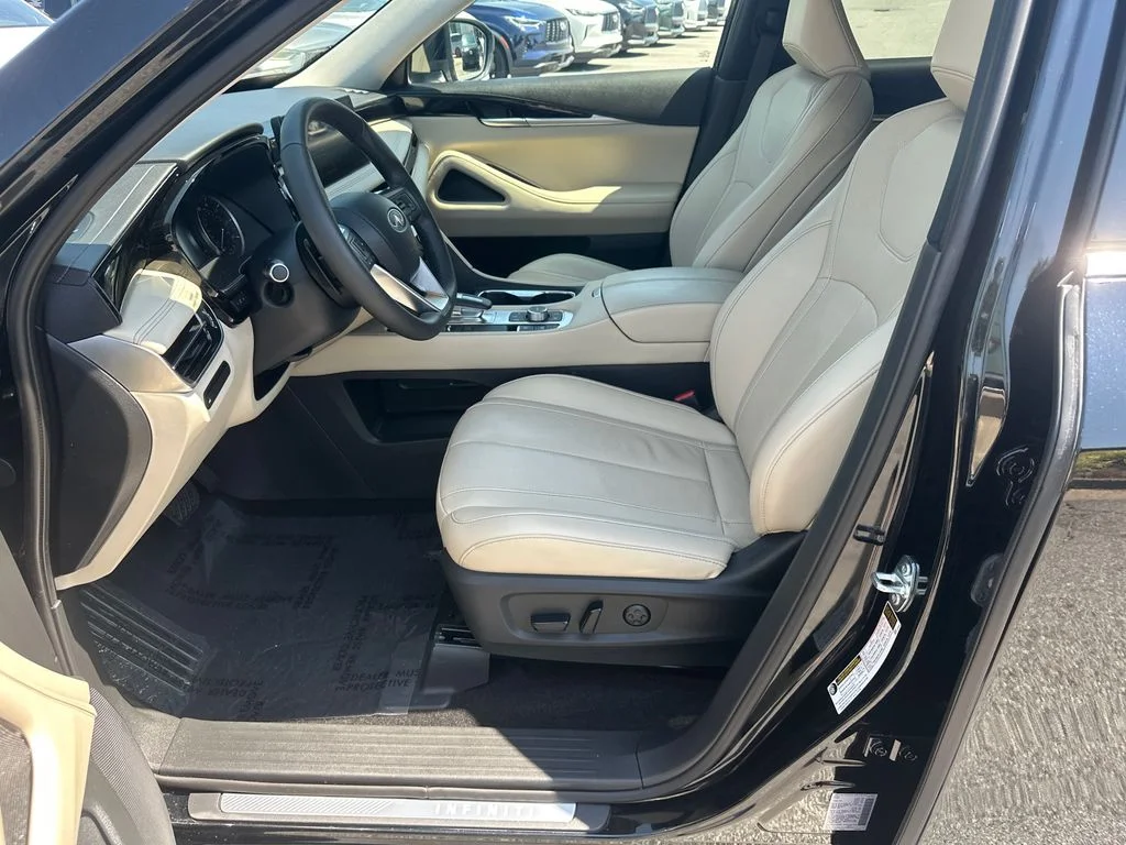 Used 2024 Black INFINITI PURE image 9