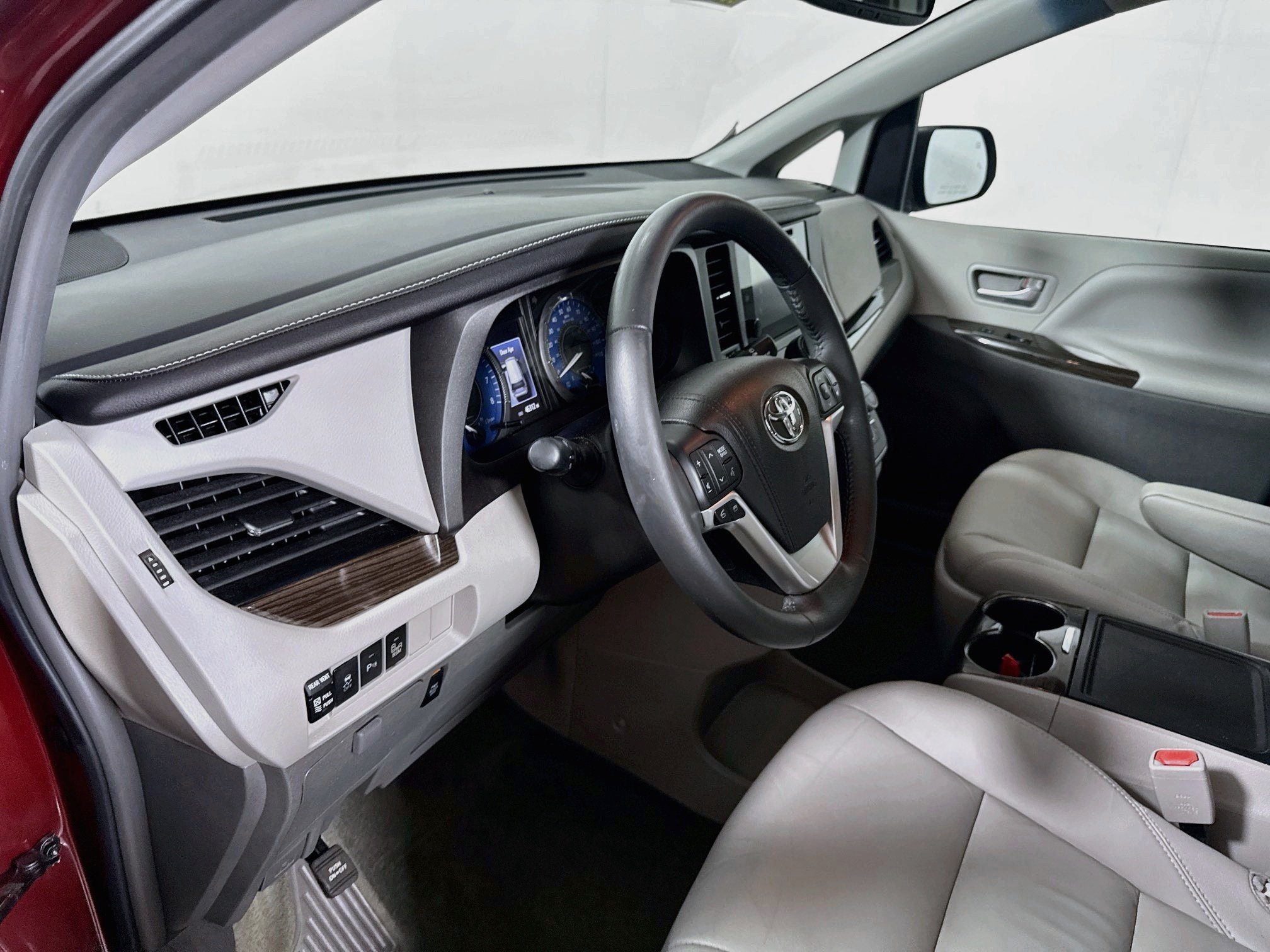 Used 2016 Salsa Red Pearl Toyota XLE image 9