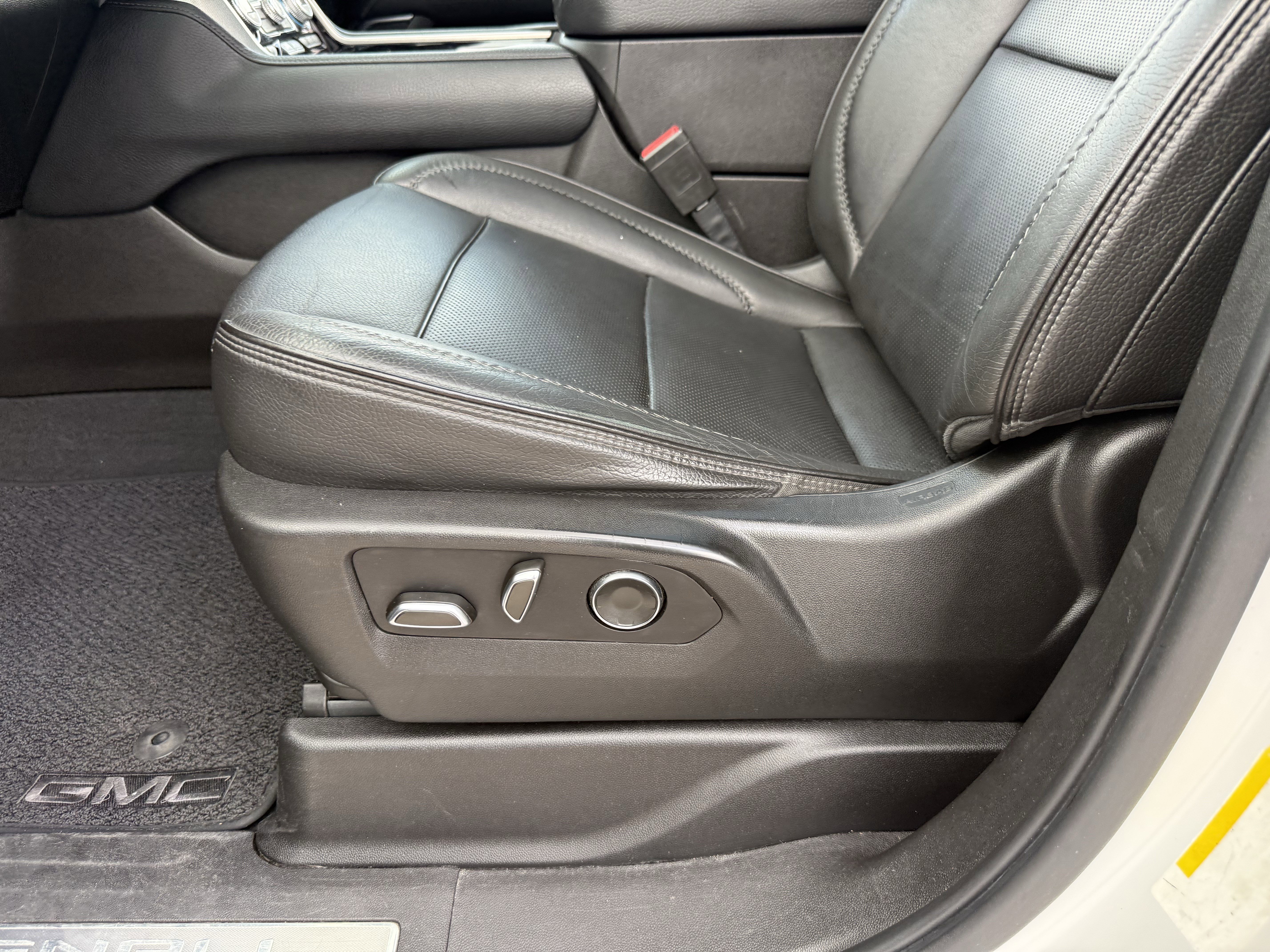 Used 2021 White Frost Tricoat GMC  image 26