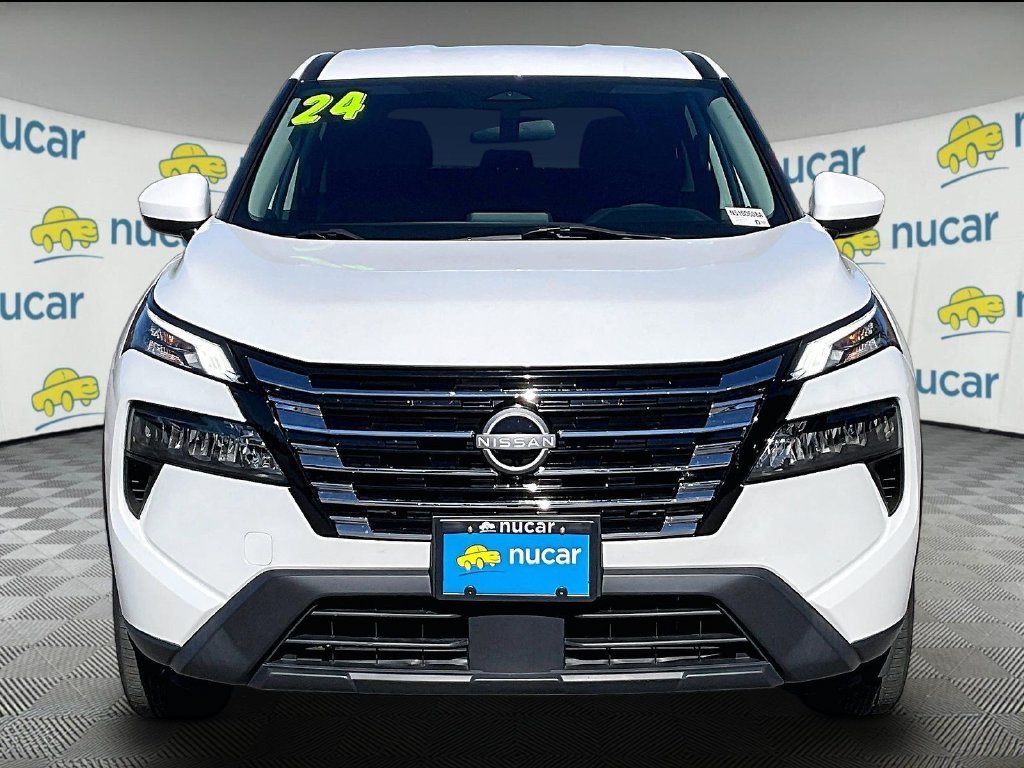 Used 2024 Everest White Pearl Nissan SV image 2