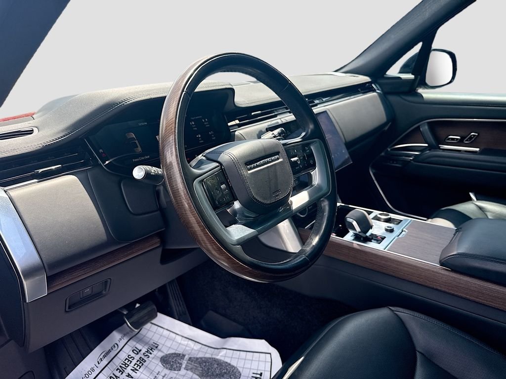 Used 2023  Land Rover SE image 9