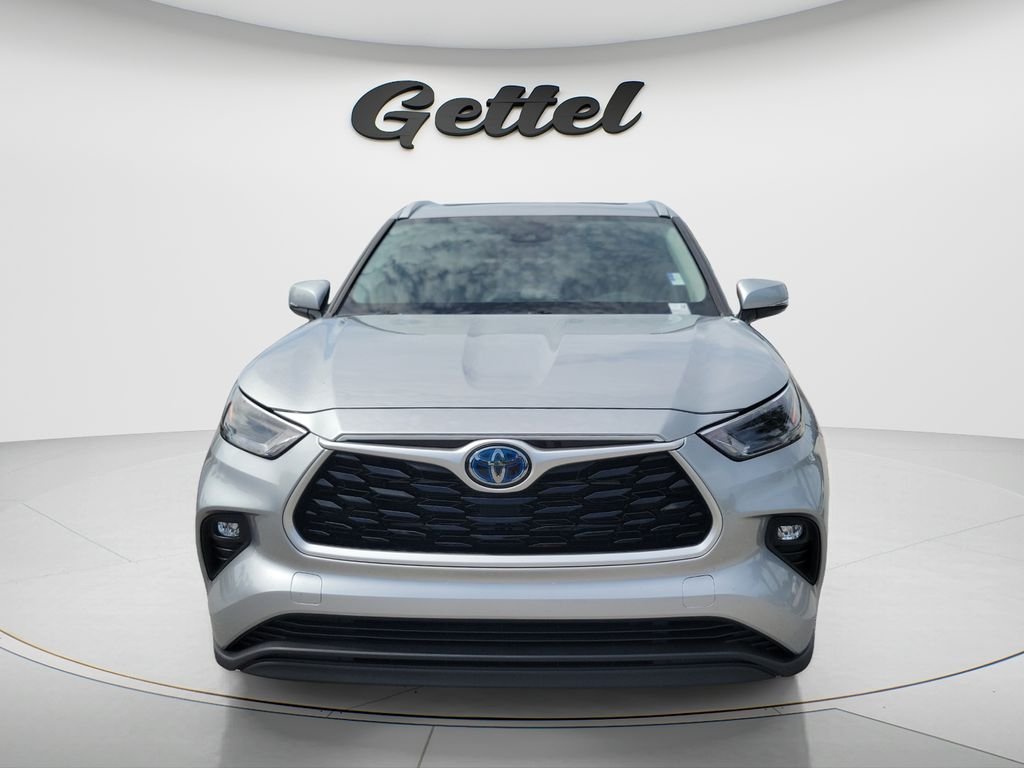 Certified Used 2022 Silver Toyota XLE image 2
