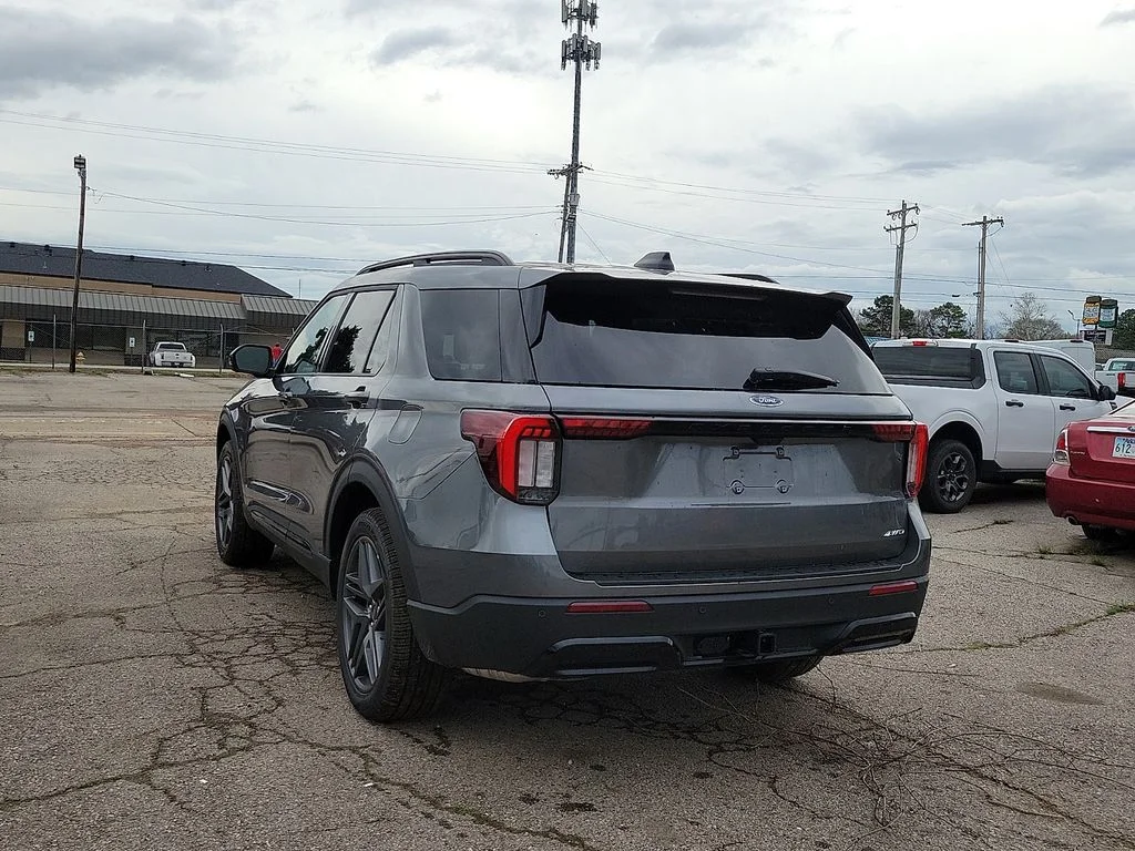 New 2026 Carbonized Gray Metallic Ford ST-Line image 4