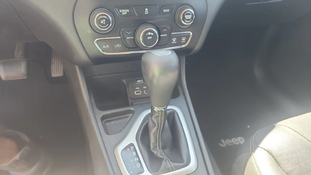 Used 2018 Blue Jeep Latitude Plus image 18
