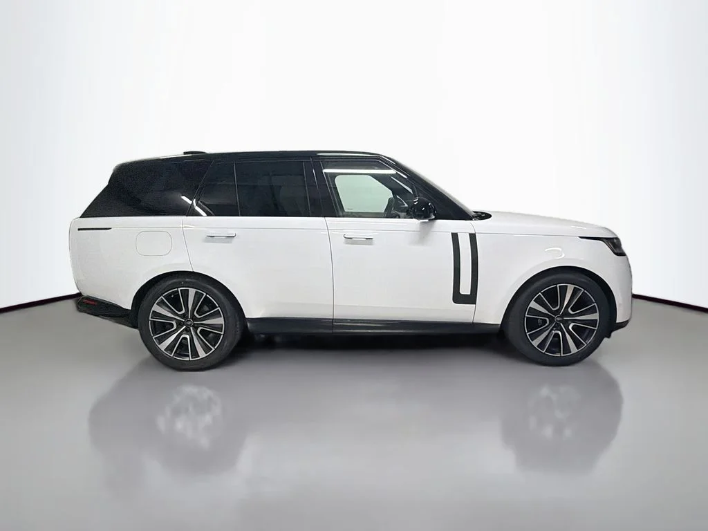 Used 2024  Land Rover SE image 8