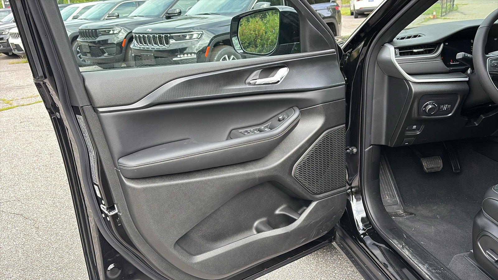 2025 Jeep Grand Cherokee Altitude X photo 3