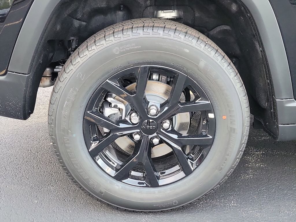 New 2026 Diamond Black Crystal Pearl-Coat Exterior Paint Jeep Altitude image 5