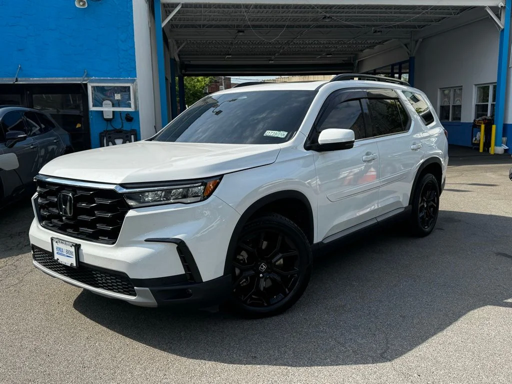 2023 Honda Pilot Touring AWD's photo