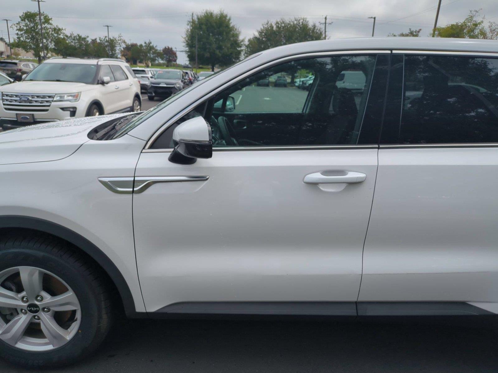 Used 2023 Glacial White Pearl Kia LX image 15