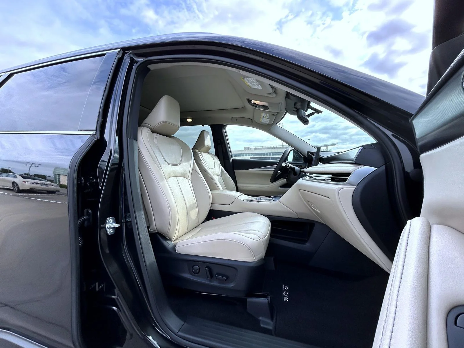 Used 2025 Black INFINITI LUXE image 15