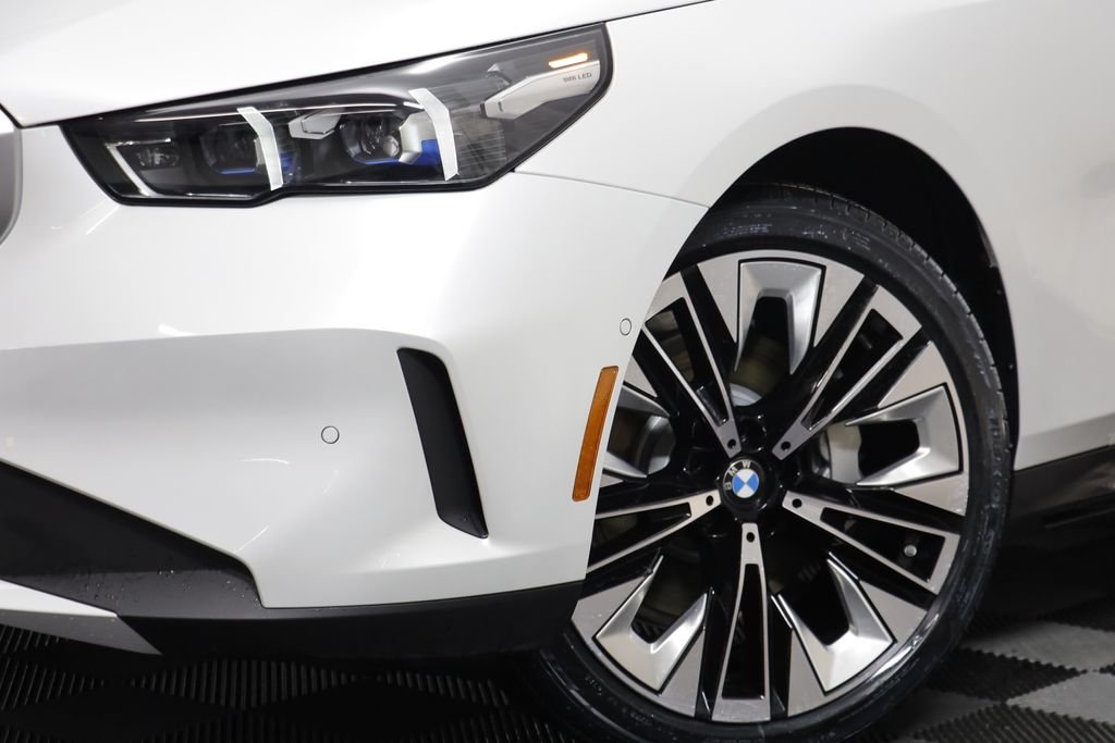 New 2026 Mineral White Metallic BMW 530i xDrive image 4