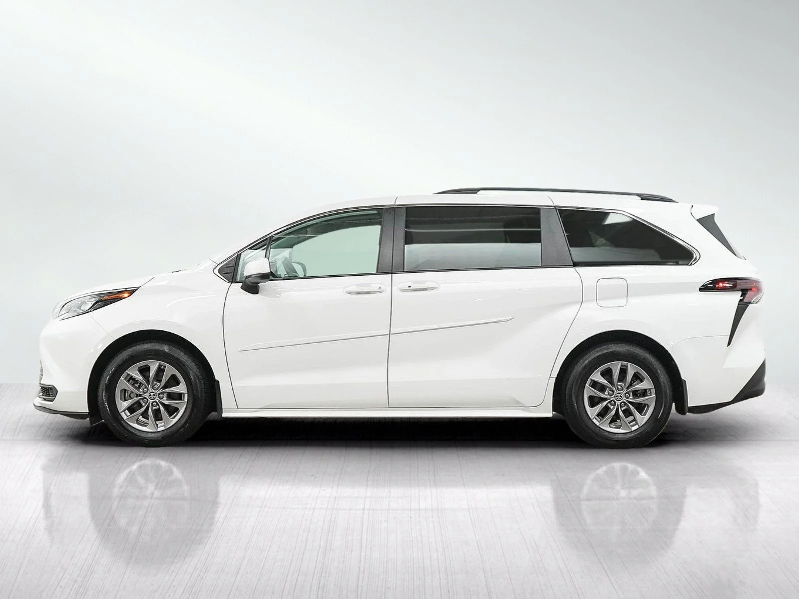Used 2024 Toyota Sienna LE with VIN 5TDGSKFC5RS124314 for sale in Wayzata, Minnesota