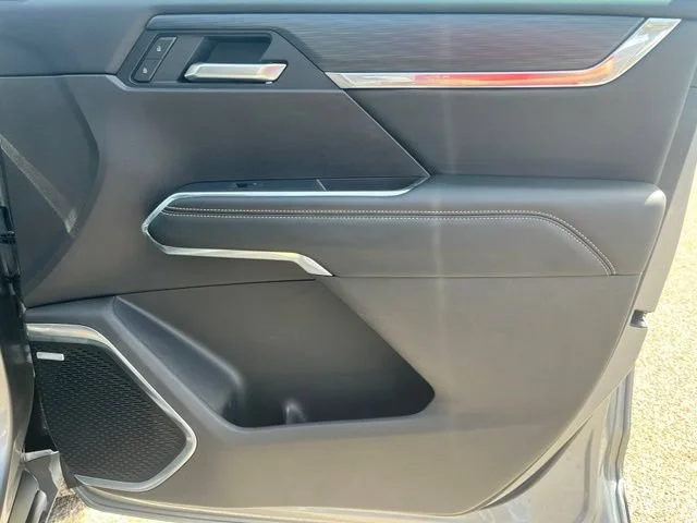 Used 2025 Sterling Metallic GMC Elevation image 28