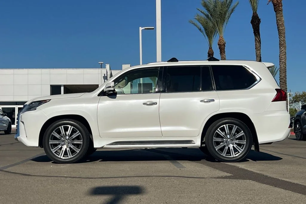 Used 2017  Lexus 570 image 9
