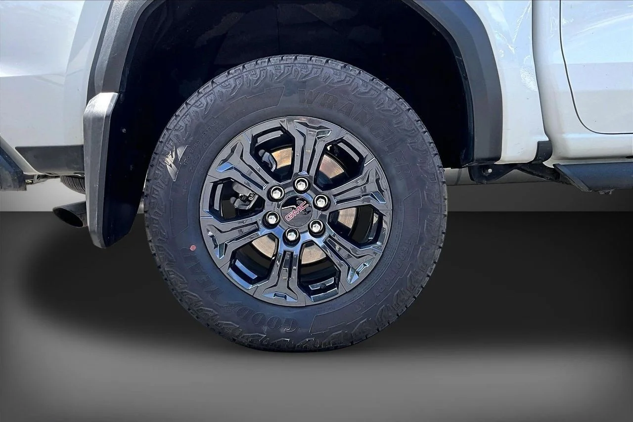 Used 2025 White GMC Elevation image 34