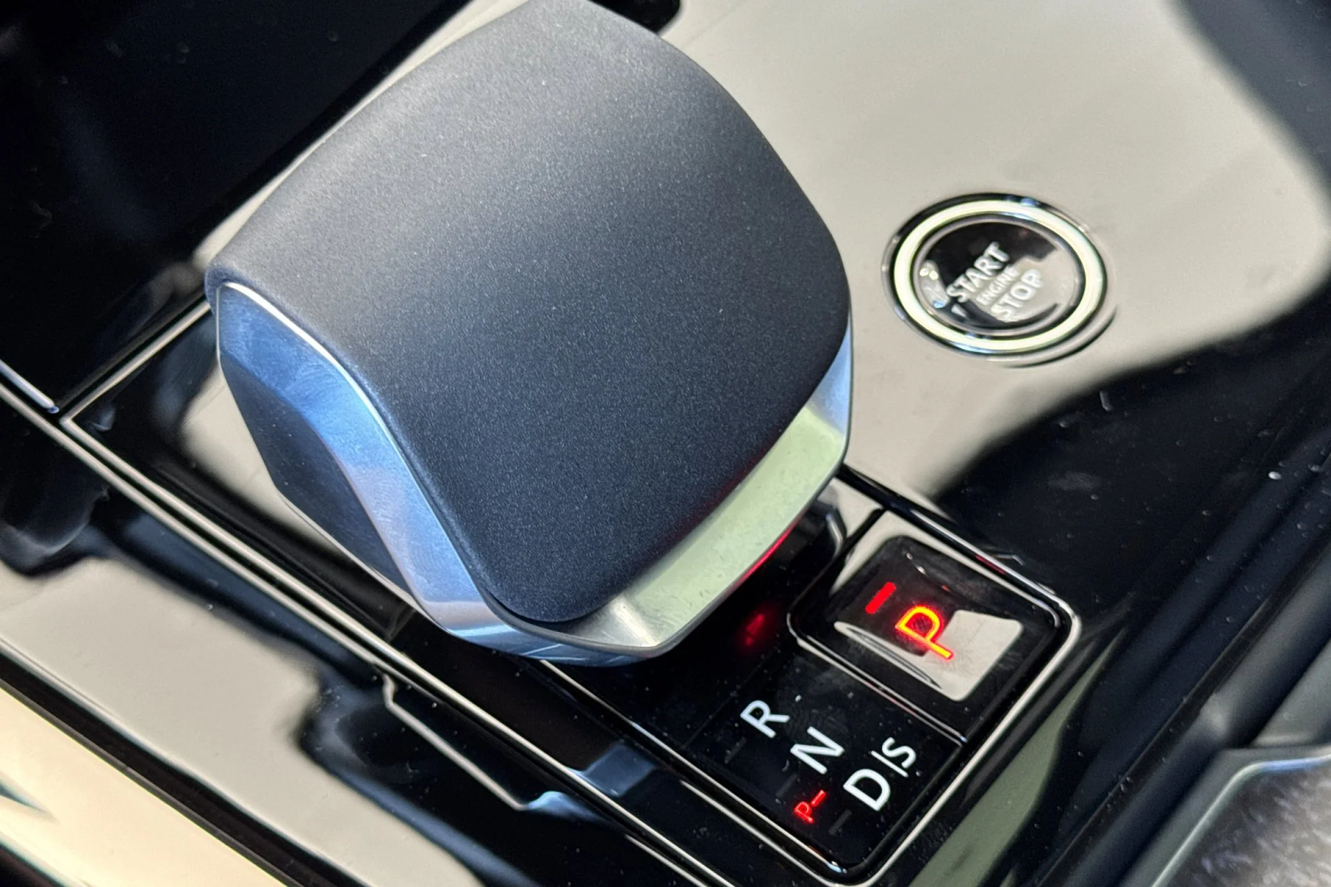 New 2026 Carpathian Grey Land Rover Dynamic SE image 23
