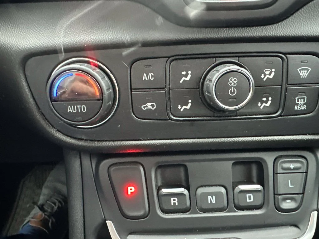 Used 2020 White GMC SLT image 18