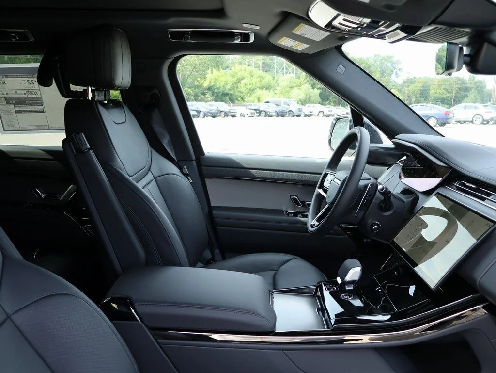 New 2025 Fuji White Land Rover Dynamic SE image 10