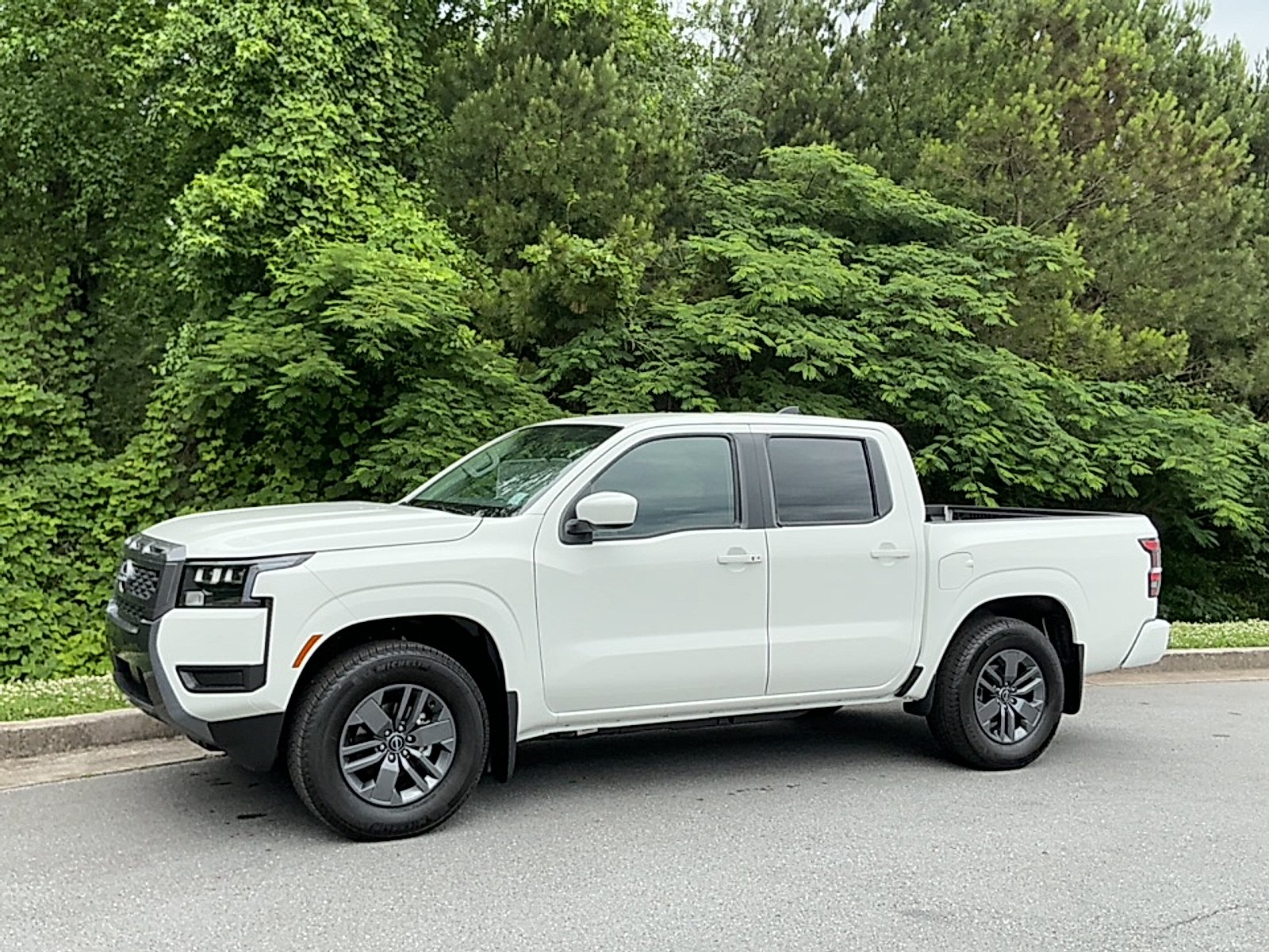 New 2026 Glacier White Nissan Crew Cab SV 4x2 image 4