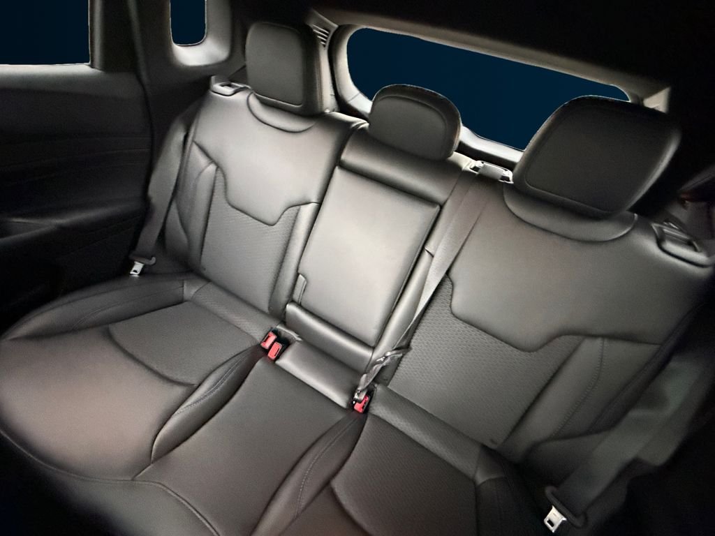 New 2026 Silver Zynith Metallic Clear-Coat Exterior Paint Jeep Latitude image 16