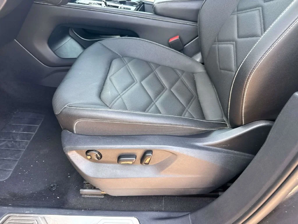 Used 2025 Gray Volkswagen 2.0T SE w/Technology image 26
