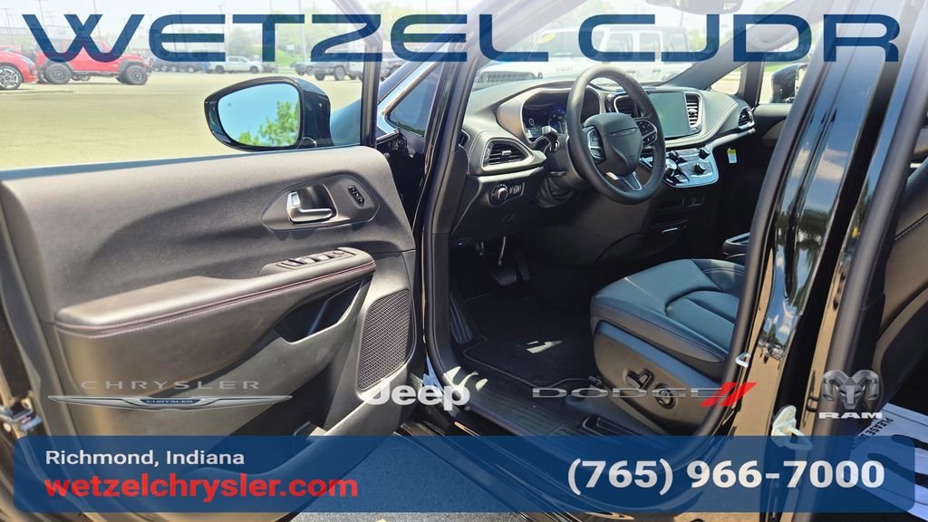 New 2027 Diamond Black Crystal Pearl-Coat Exterior Paint Chrysler Select image 12