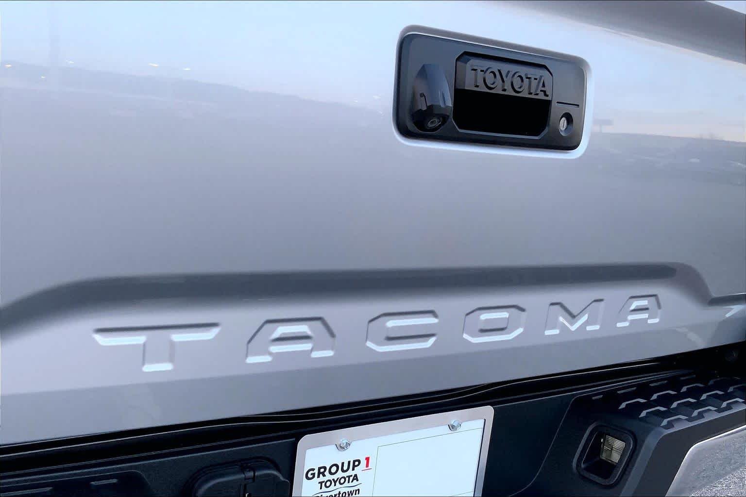 Used 2016 Silver Sky Metallic Toyota SR5 image 28