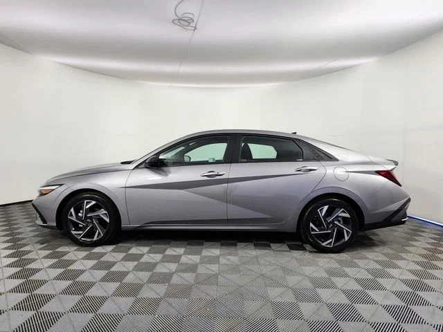 Used 2025 Silver Hyundai SEL Sport image 2