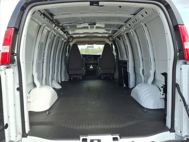 New 2025 Summit White GMC Work Van image 3