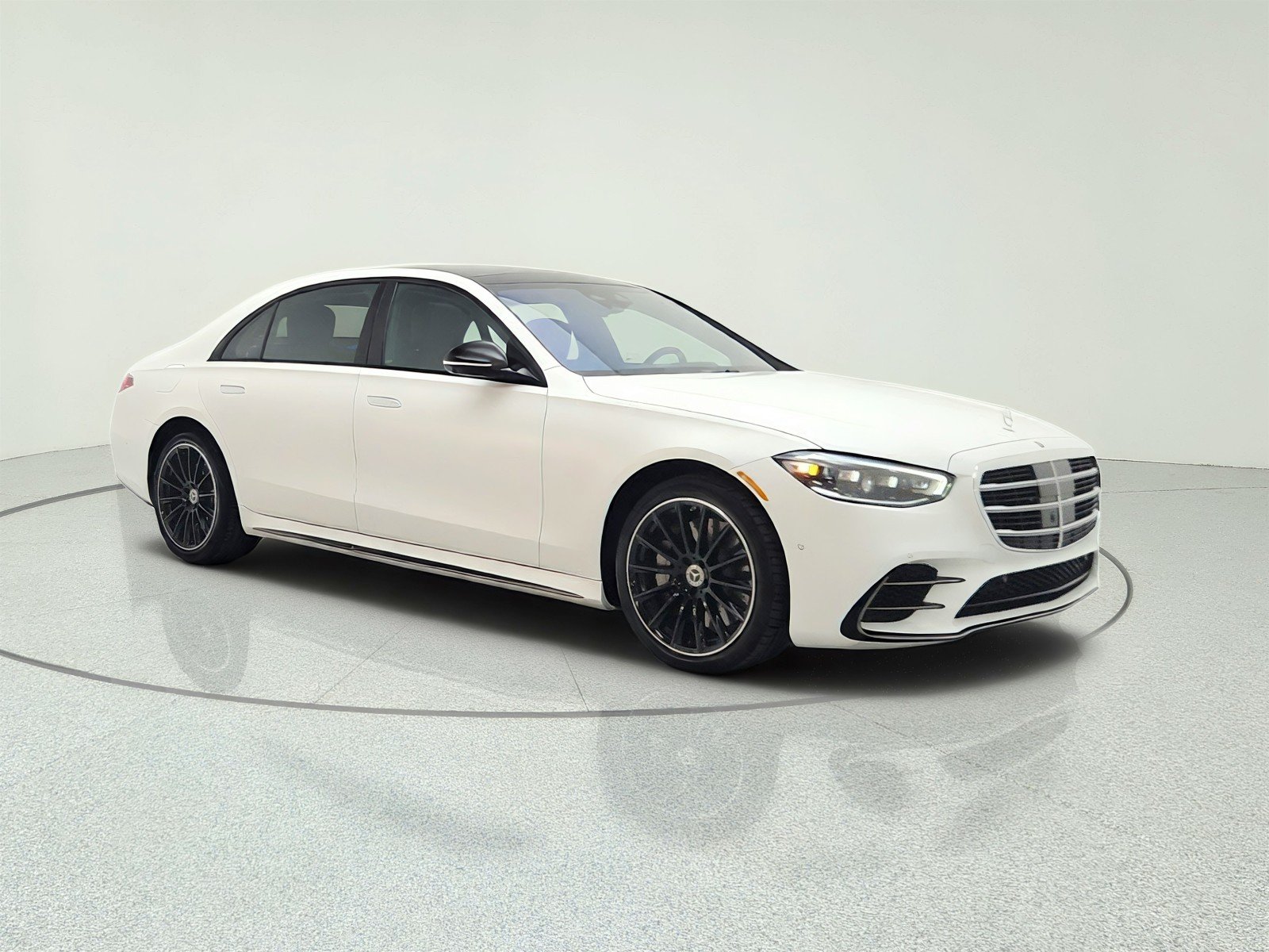 Certified Used 2025 MANUFAKTUR Moonlight White Magno Mercedes-Benz S 580 4MATIC® Sedan image 3