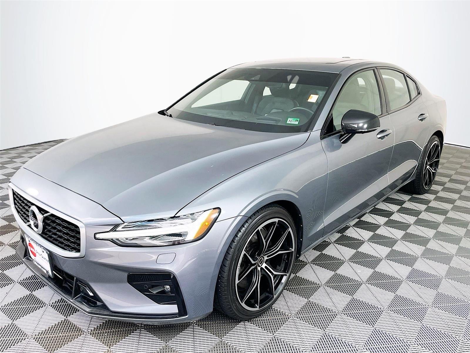 Used 2019 Pebble Grey Metallic Volvo R-Design image 3