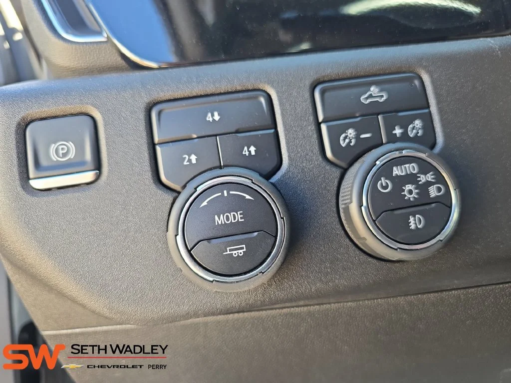 Used 2025 Sterling Gray Metallic Chevrolet LT image 25