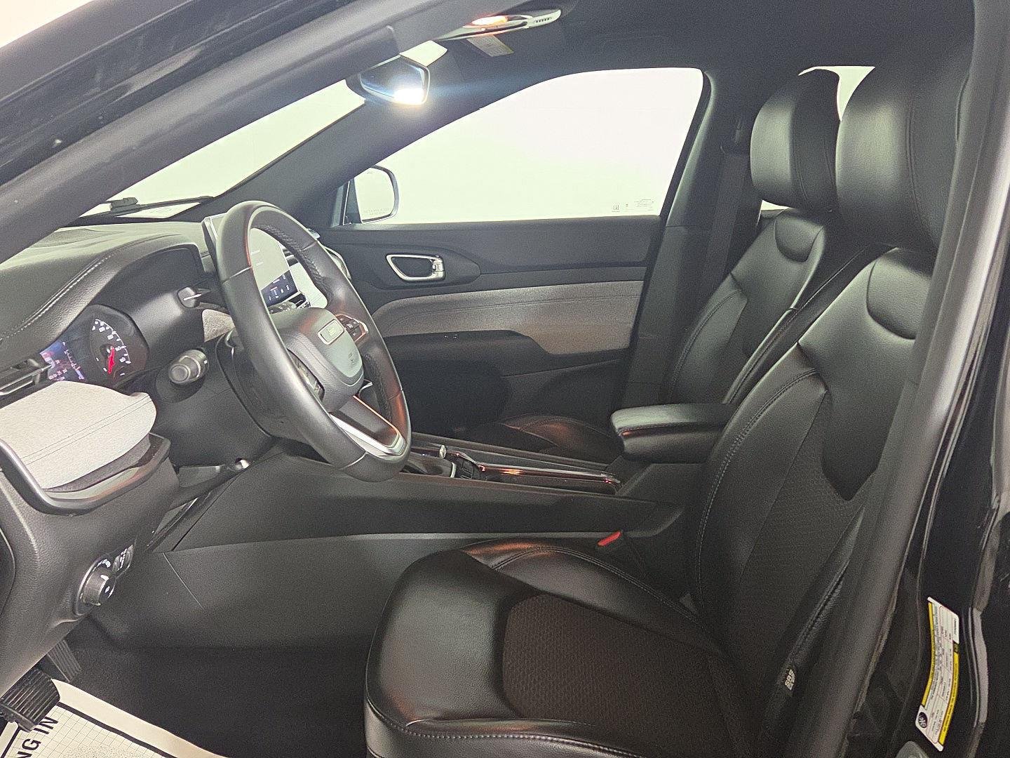 Used 2023 Diamond Black Crystal Pearlcoat Jeep Latitude image 24