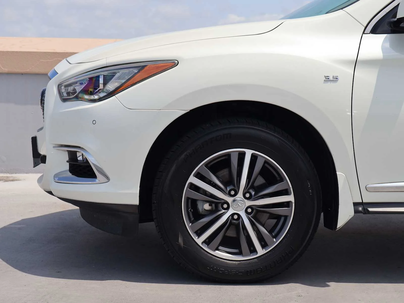 Used 2019 Majestic White INFINITI LUXE image 11