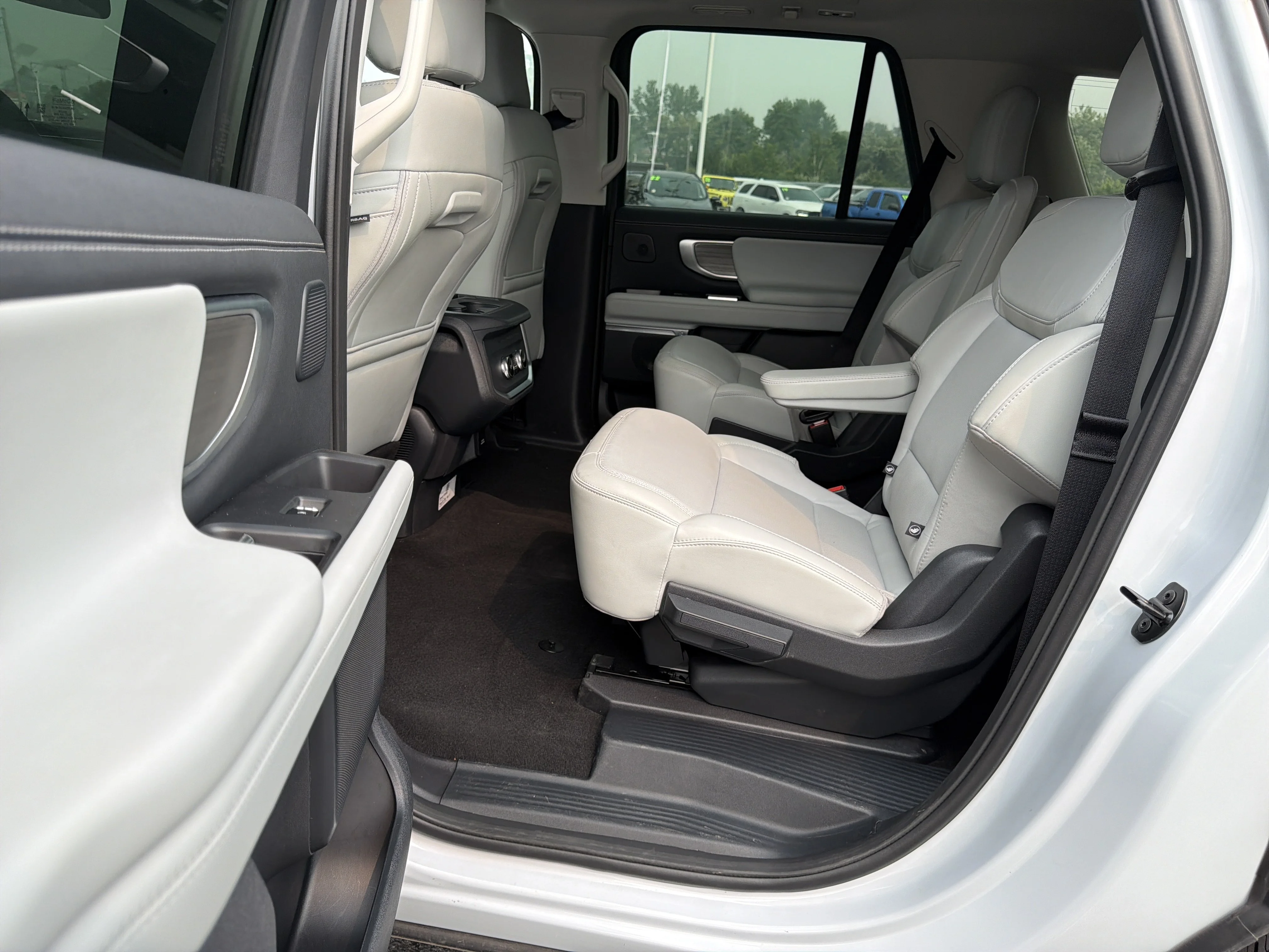 Used 2025 Silver Metallic Ford Platinum image 13
