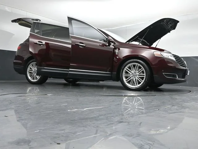 Used 2019 Burgundy Velvet Metallic Tinted Clearcoat Lincoln Reserve image 54