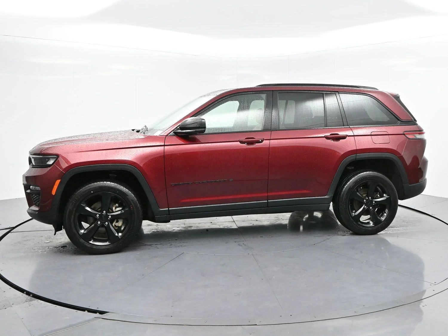 Used 2023 Velvet Red Pearlcoat Jeep Limited image 4