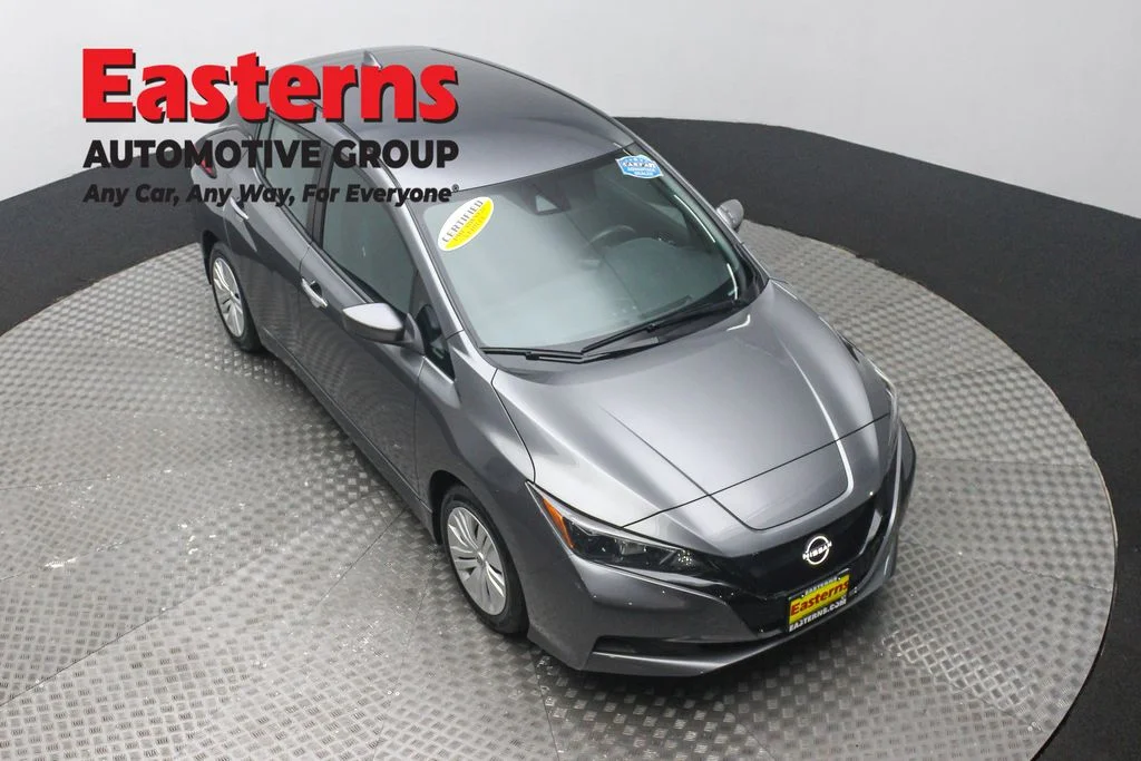 Used 2023 Gray Nissan S image 3
