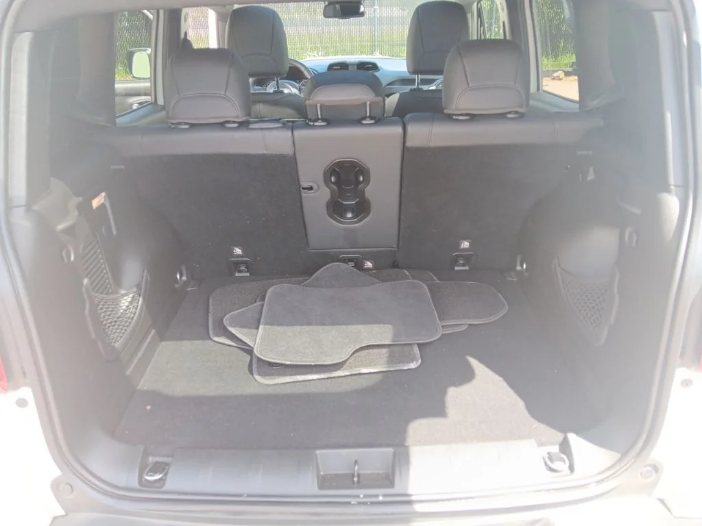 Used 2020 Alpine White Clearcoat Jeep Limited image 35