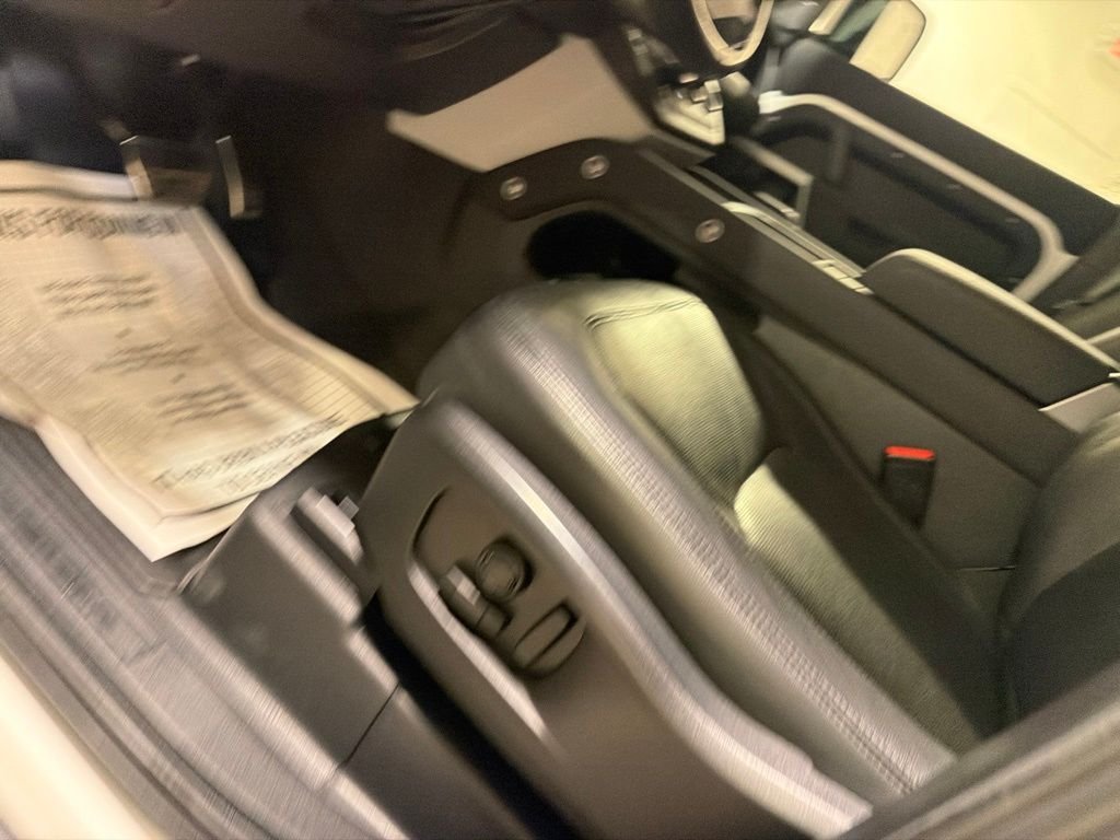 Used 2023 Fuji White Land Rover SE image 19