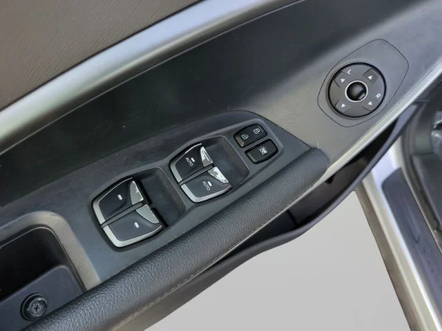 Used 2018 Silver Hyundai SE image 16