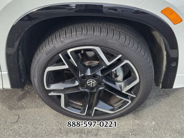 Used 2025 White/off-white Volkswagen 2.0T SEL R-Line image 10
