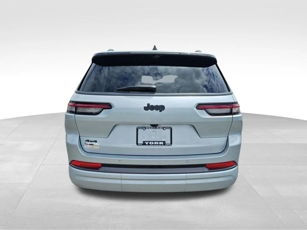New 2026 Silver Zynith Exterior Paint Jeep Limited Reserve image 4