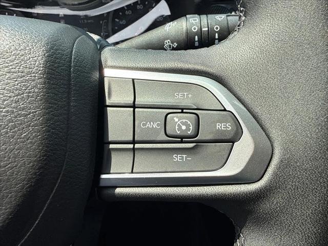 New 2026 Diamond Black Crystal Pearl-Coat Exterior Paint Jeep Latitude image 16