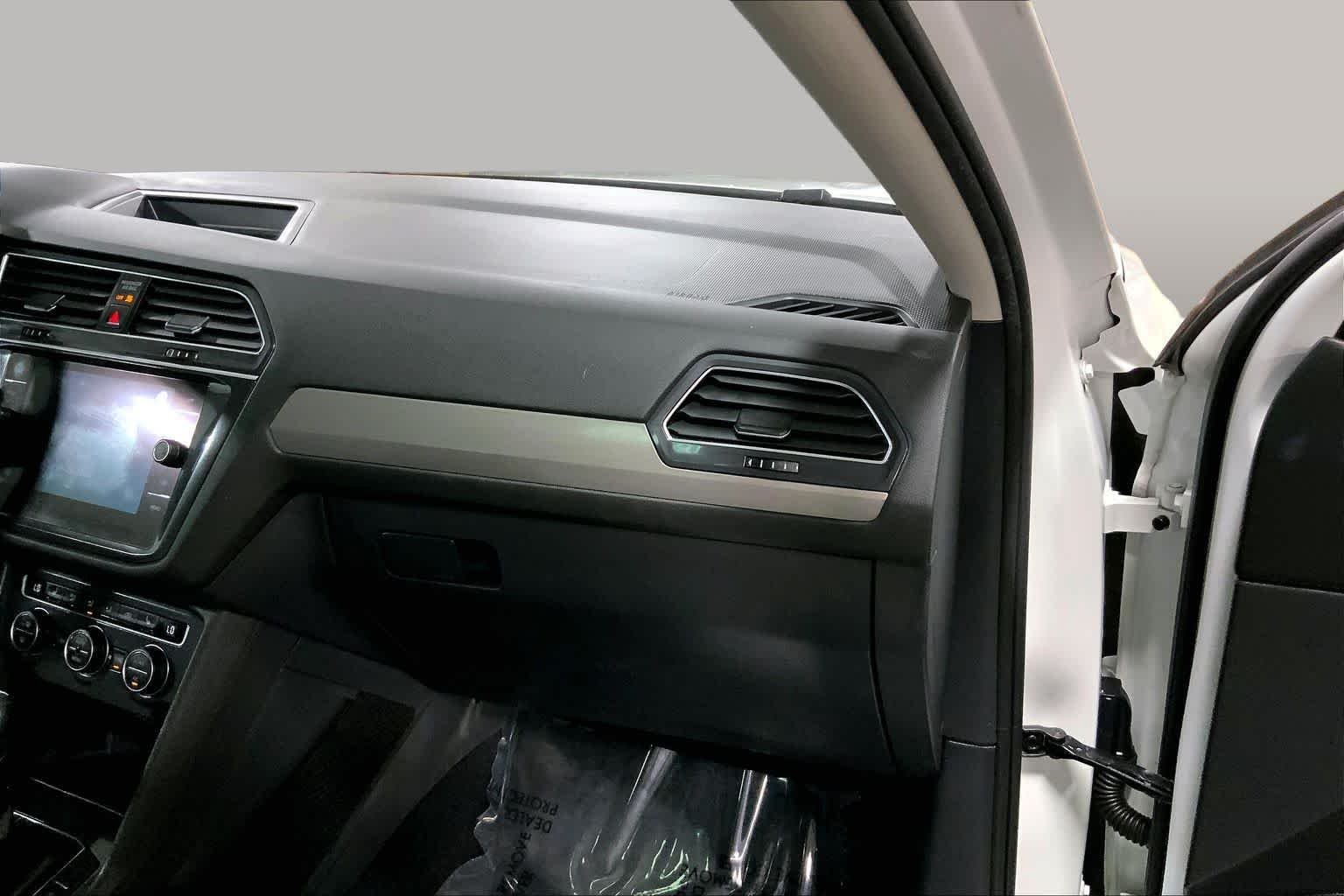 Used 2021  Volkswagen SE image 19