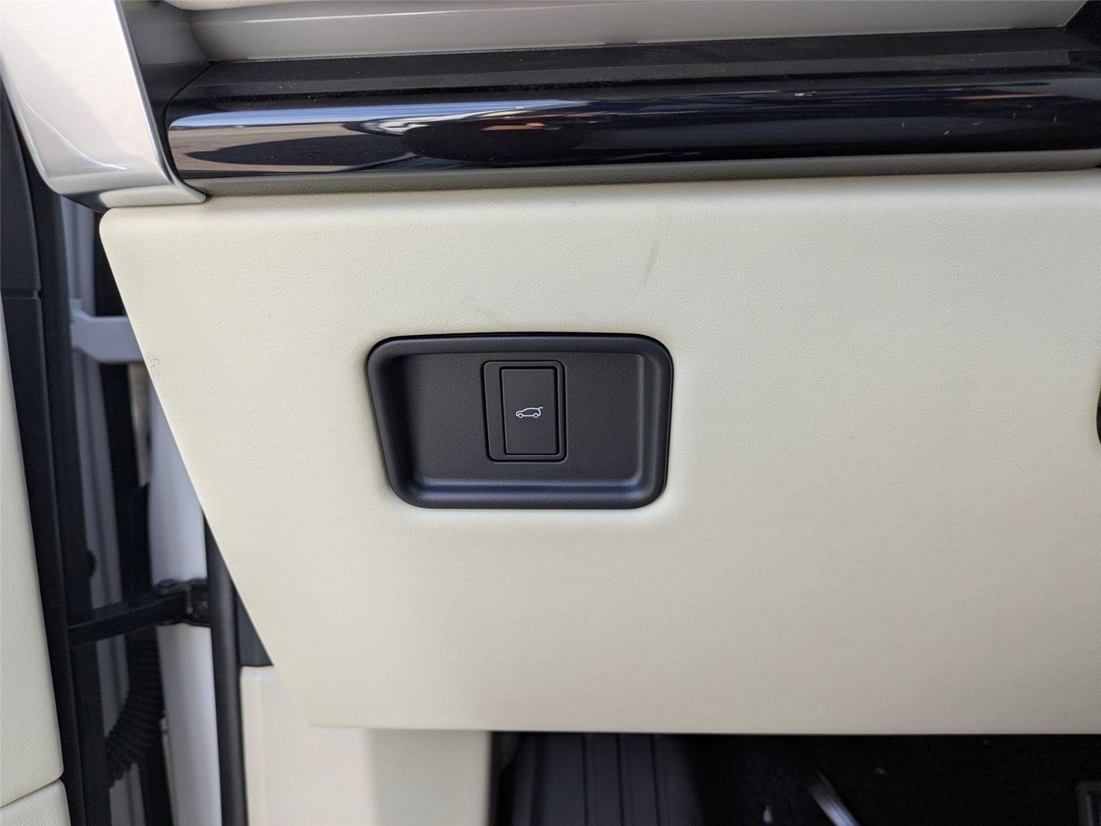 New 2026 Fuji White LAND ROVER SE 7 Seats image 16