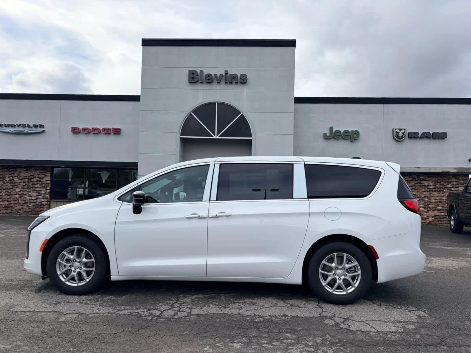 2027 Chrysler Pacifica Select